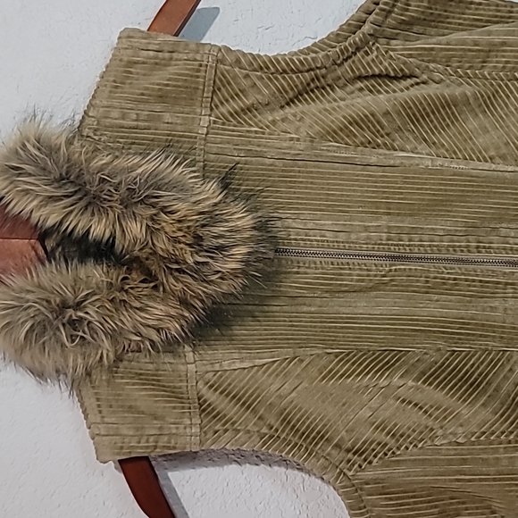 Columbia Corduroy Gold Vest w/Faux Fur Collar Sz. M - Picture 3 of 11